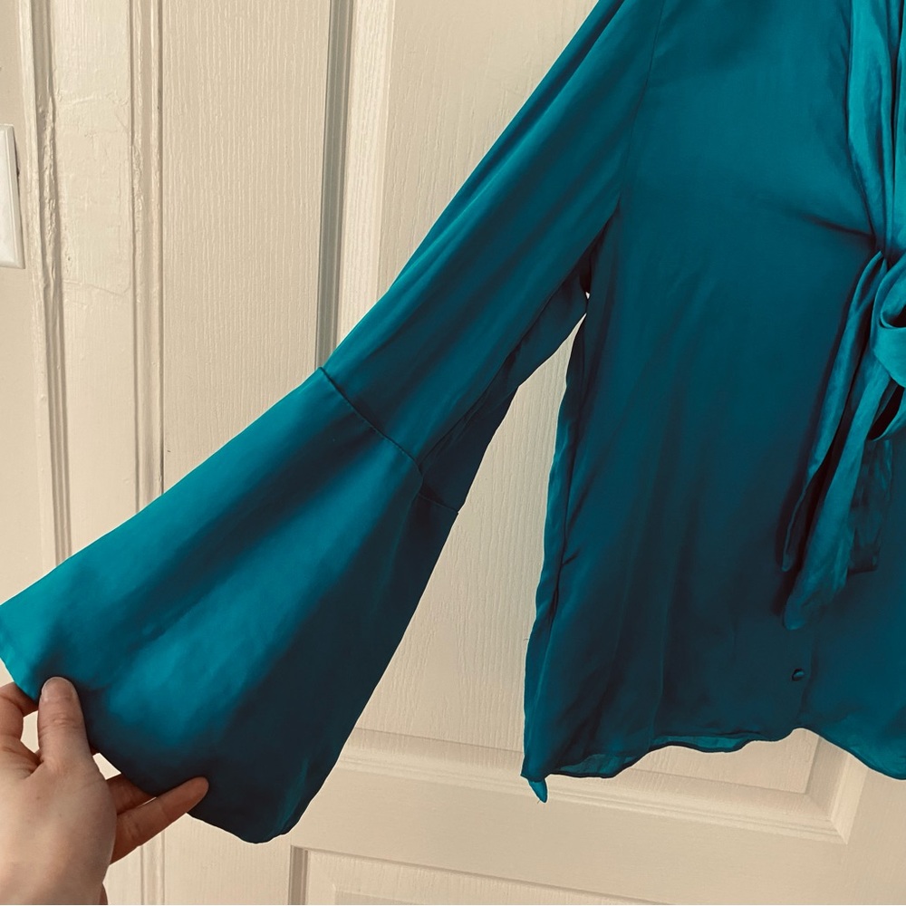 $295 Alice + Olivia Meredith Teal Silk Tie Neck Bell Sleeve Blouse Top Size L - Picture 6 of 12